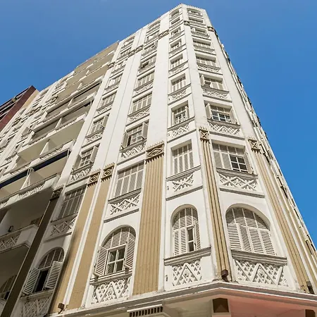 Prédio com serviços ao lado da praia de Copacabana-2